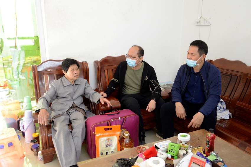 前往陳玉明老人家中慰問.JPG