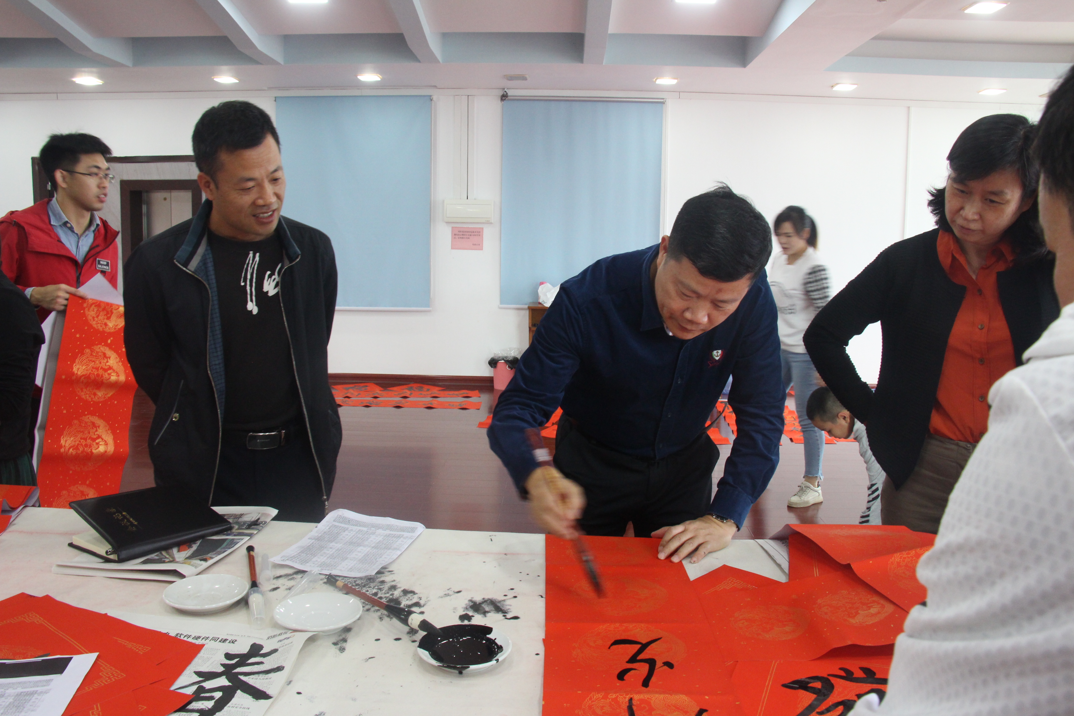 戚組長揮毫.JPG
