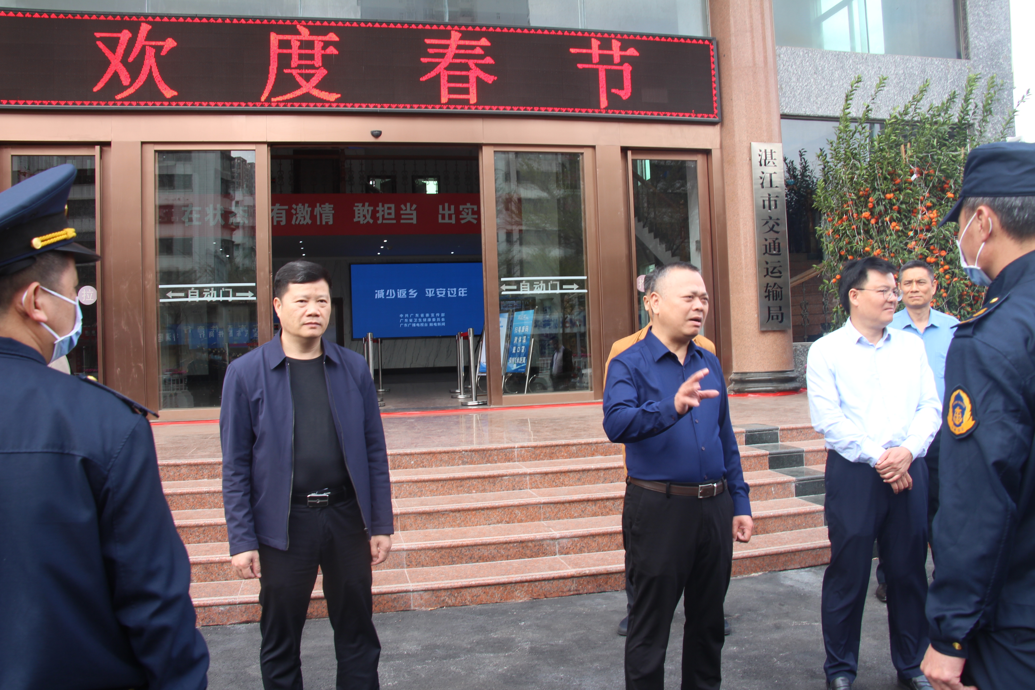 3. 莊局大門口講話.JPG