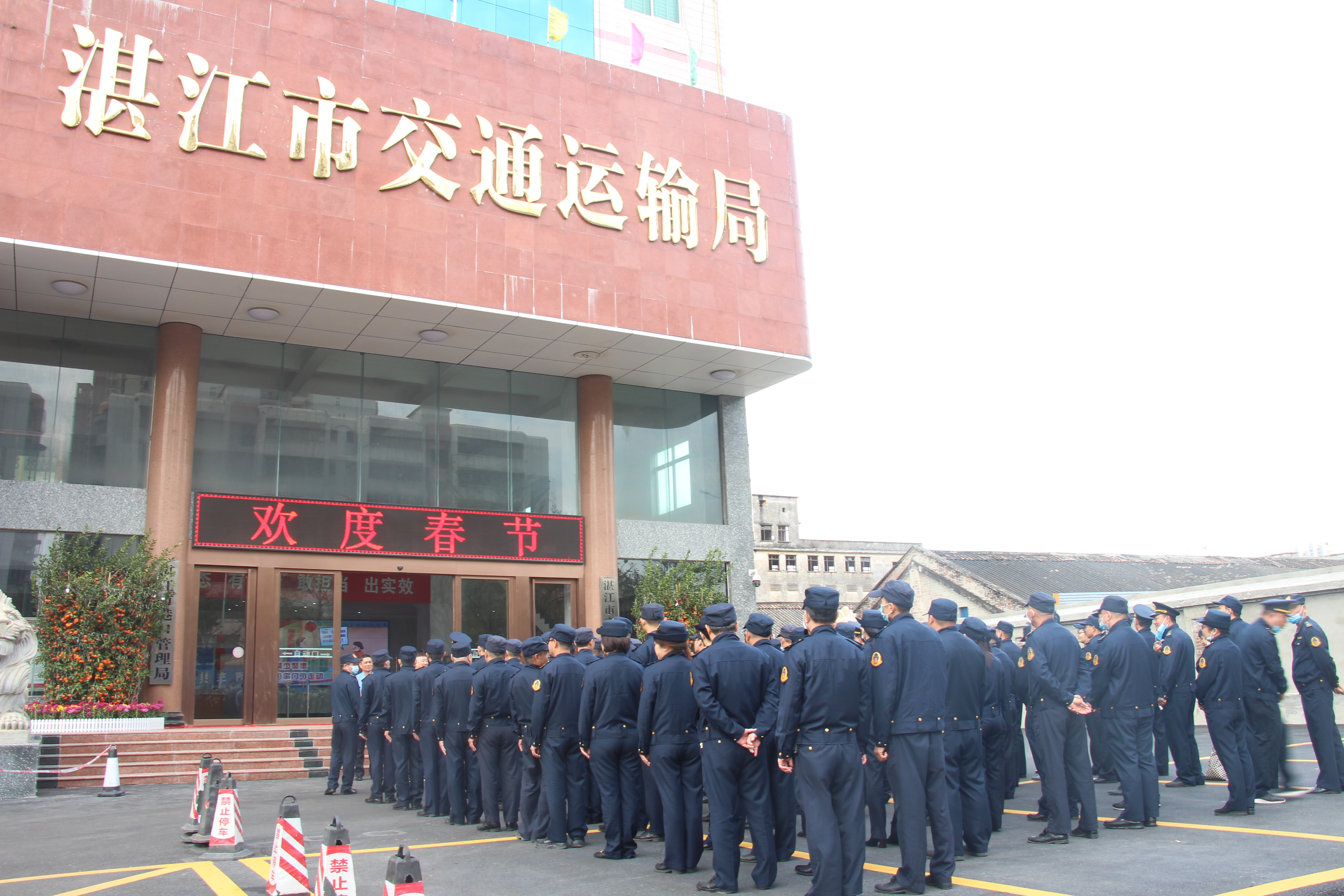 4. 局機(jī)關(guān)大門全景.JPG