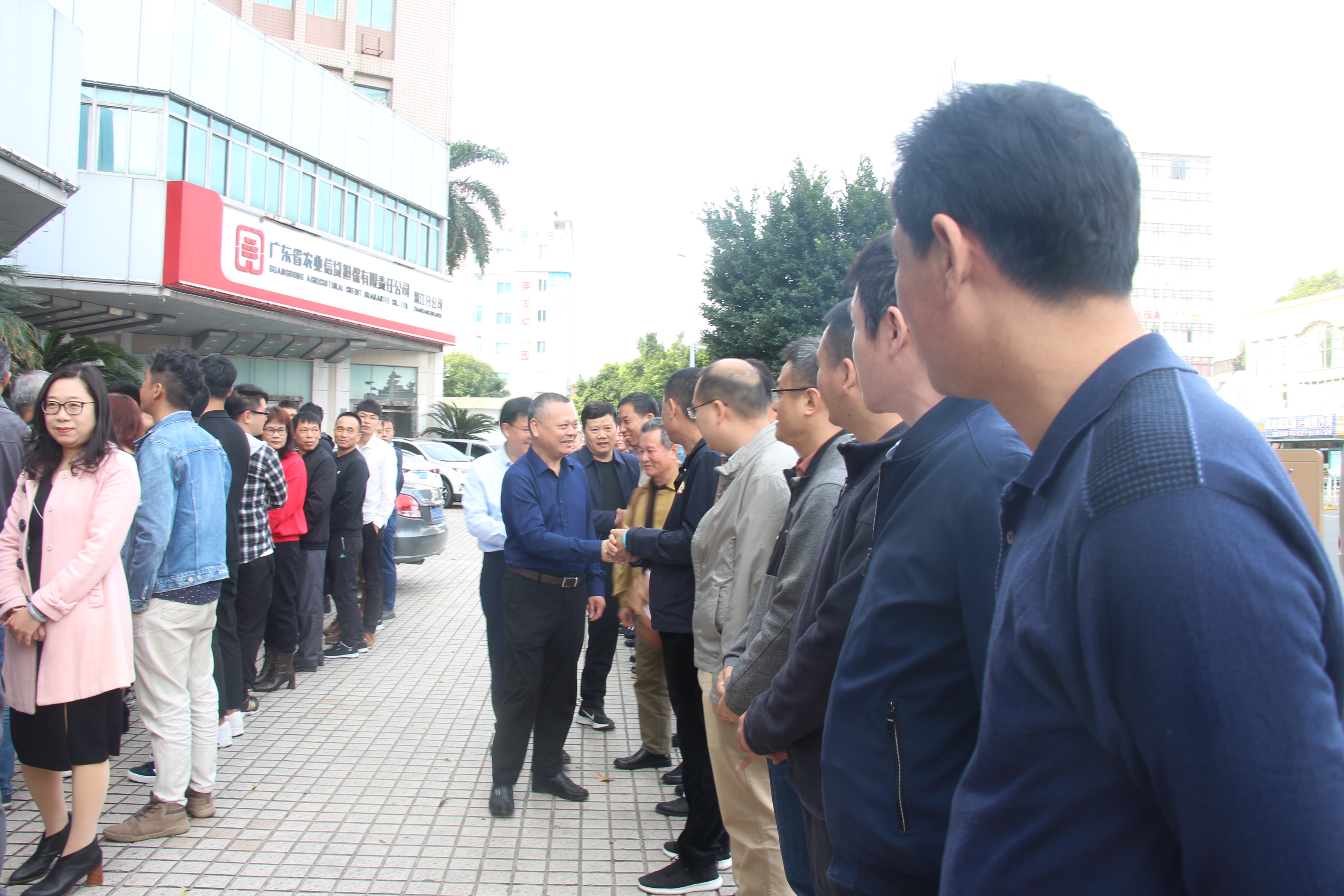 6. 公路事務(wù)中心握手.JPG
