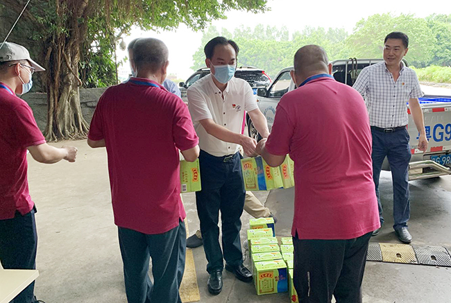 02慰問(wèn)組為東門(mén)職工送上清涼飲品.jpg
