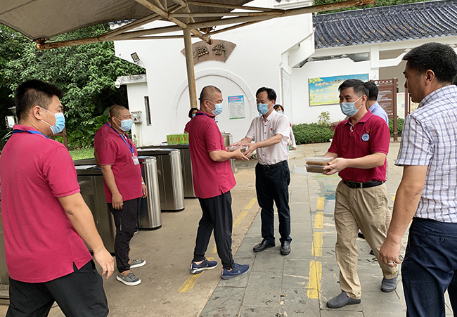 03慰問(wèn)組為西門(mén)職工送上清涼飲品.jpg