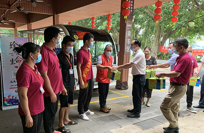 01慰問(wèn)組為環(huán)湖車(chē)司機(jī)們送上清涼用品.jpg