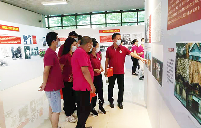 黨員們在參觀市檔案館.jpg