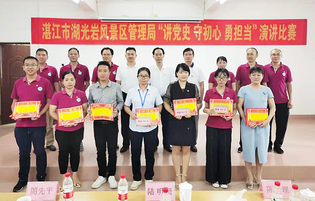 獲獎選手和評委合照留念.jpg