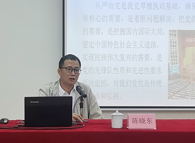 市紀委監(jiān)委駐市城綜局紀檢監(jiān)察組組長陳曉東同志講授廉政黨課.jpg
