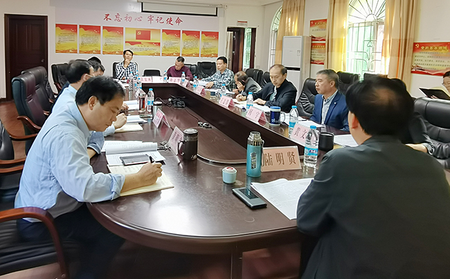 黨組理論學(xué)習(xí)中心組（擴大）會議現(xiàn)場.jpg
