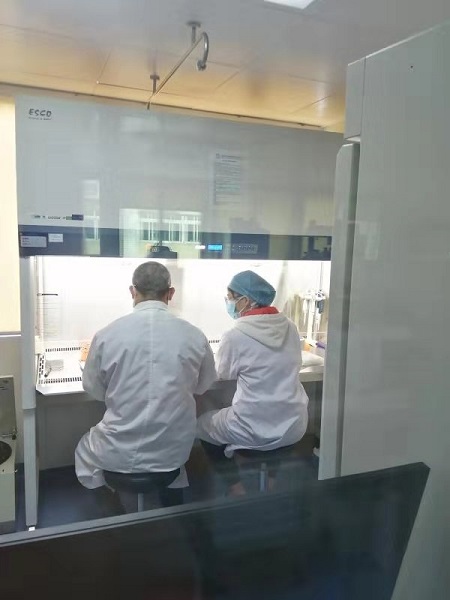 1湛江博康海洋生物有限公司的科研人員在研究新型冠狀病毒感染引發(fā)的二次感染并發(fā)癥與內(nèi)毒素血癥的相關性 (2).jpg