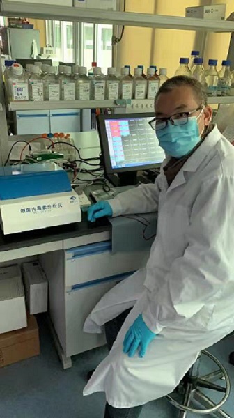 4湛江博康海洋生物有限公司的科研人員在研究新型冠狀病毒感染引發(fā)的二次感染并發(fā)癥與內(nèi)毒素血癥的相關性.jpg