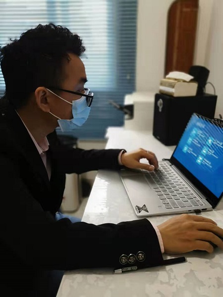 7鐘彥帶領技術人員在搭建網(wǎng)絡疫情可視化界面 (2).jpg
