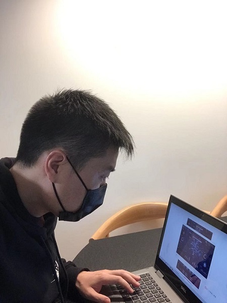 8鐘彥帶領技術人員在搭建網(wǎng)絡疫情可視化界面.jpg