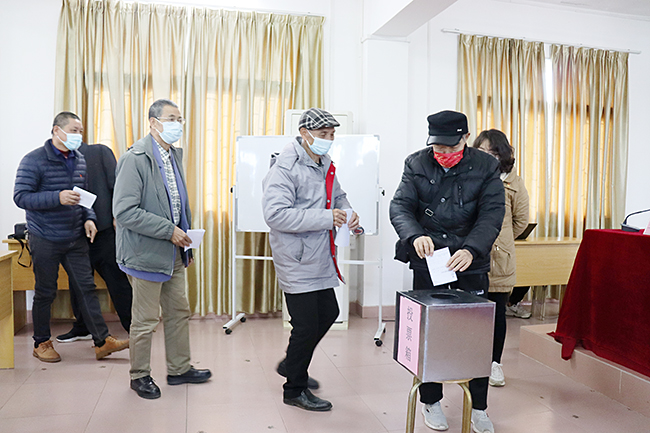 黨員代表輪流上臺進行投票.jpg