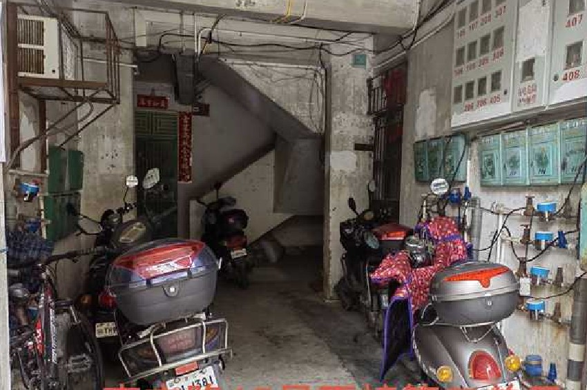 南方路65號丙幢樓梯間電動車隨意停放、飛線充電.jpg