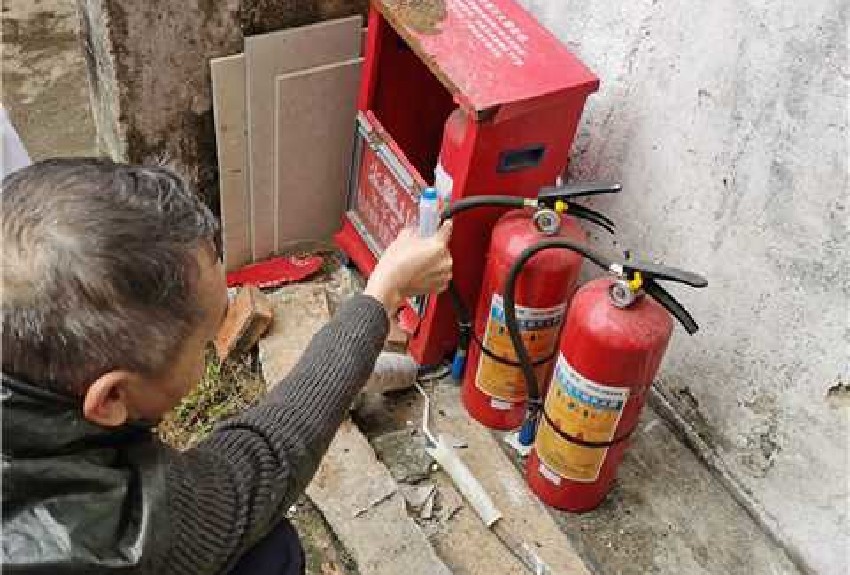 檢查新春路56號消防滅火器使用期限.jpg