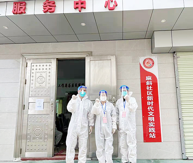 穿上“大白”服的先鋒隊員.jpg