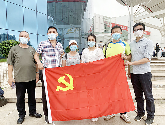 先鋒隊員們出發(fā)前在會展中心集合留影3.jpg