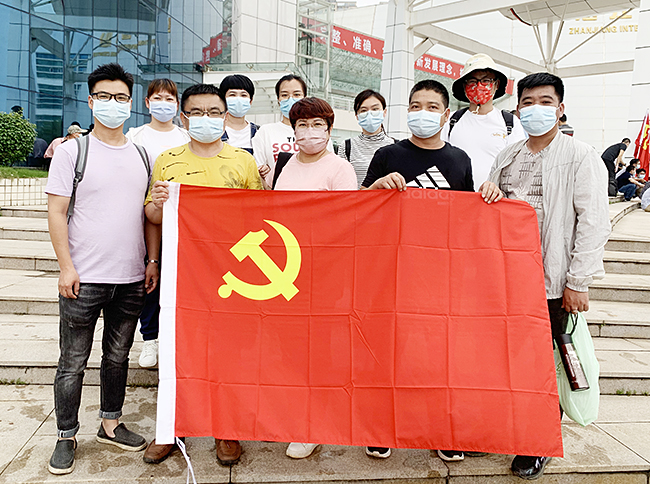 先鋒隊員們出發(fā)前在會展中心集合留影2.jpg