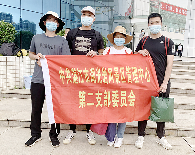 先鋒隊員們出發(fā)前在會展中心集合留影1.jpg