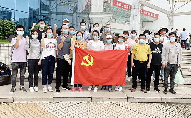 先鋒隊員們出發(fā)前在會展中心集合留影.jpg