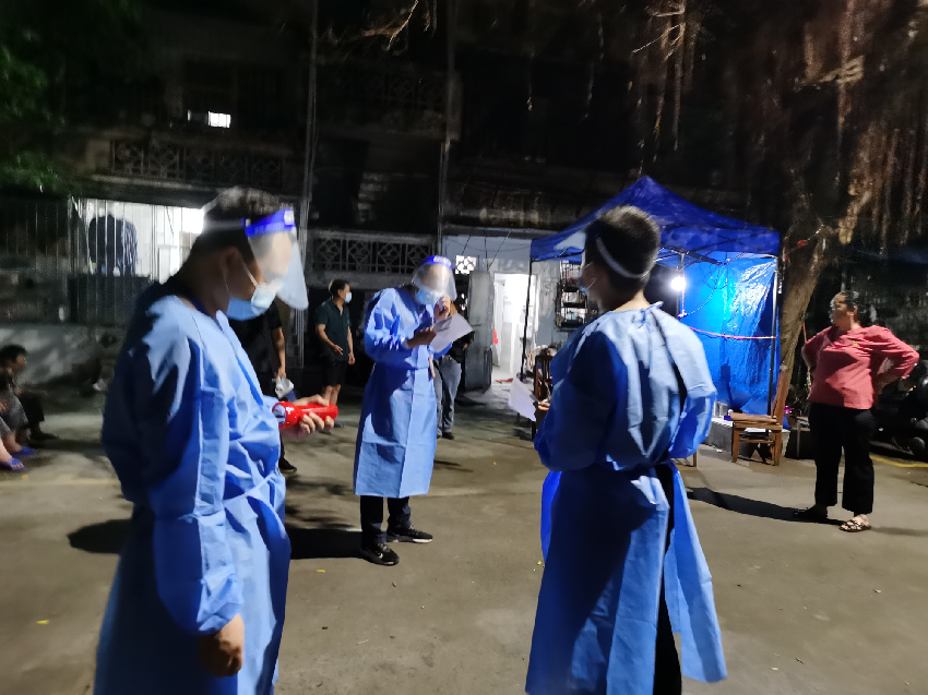 赤坎住房保障中心職工連夜上門檢查危舊房屋.png