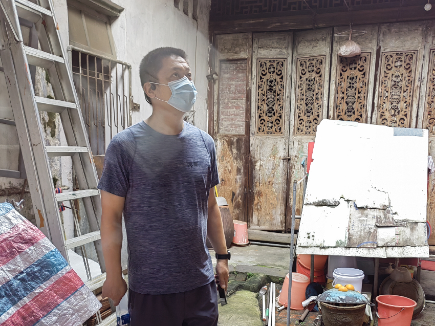 葉國琳總工程師正在檢查危舊房屋.png