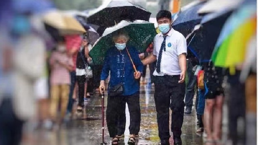 物業(yè)幫扶老人2.jpg