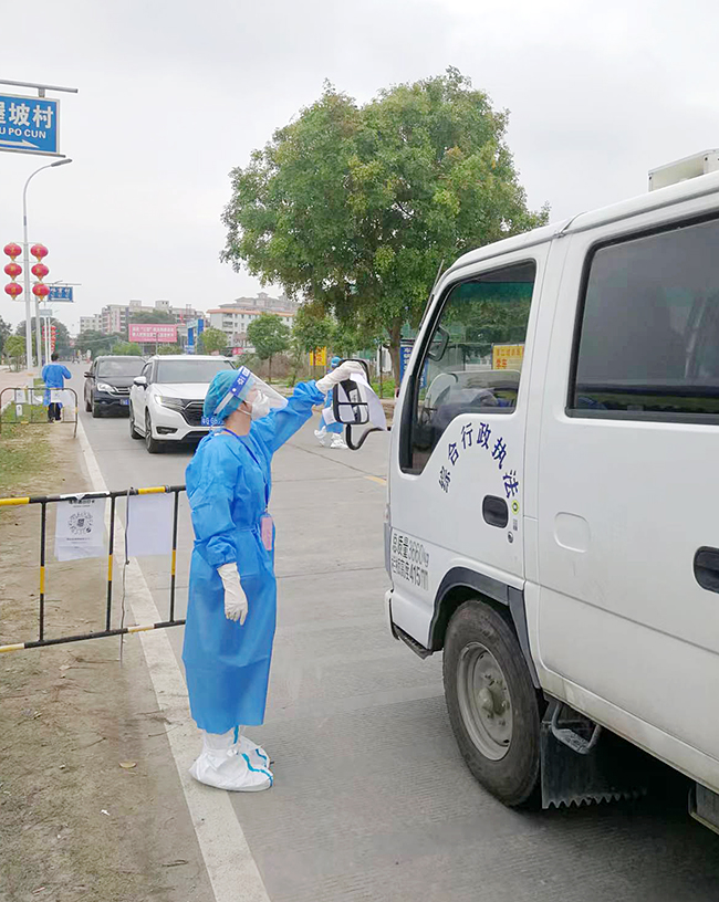 湖光巖先鋒隊員在查驗車輛人員健康碼.jpg