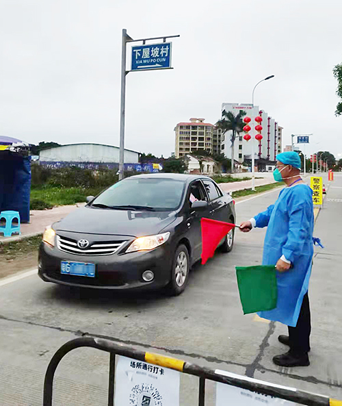 廖劍波同志在海東快線(xiàn)卡口值勤.jpg