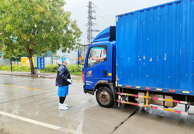 王崇斌同志為過(guò)往車(chē)輛人員查驗(yàn)健康碼.jpg