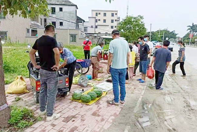 抗疫一線黨員勸退流動攤販，避免人群聚集.jpg