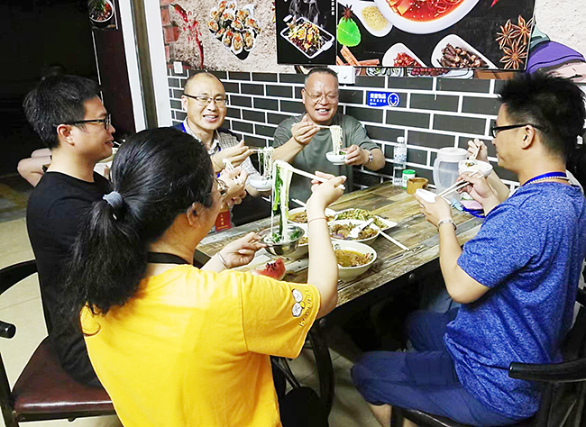隊(duì)員們煮壽面為廖建波同志慶祝生日.jpg