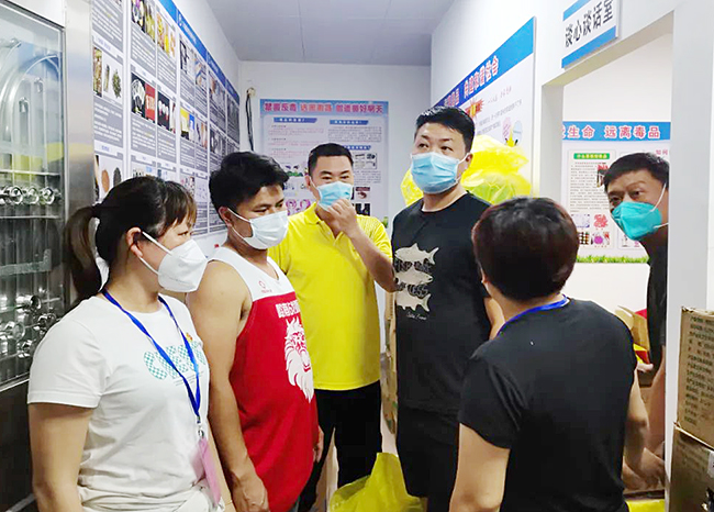 同志們一起連夜分揀次日抗疫急需物資.jpg