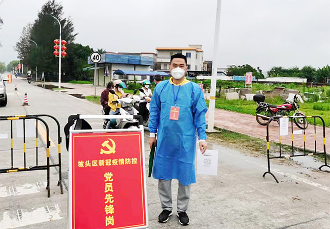 二次出征的中心工會主席王同勇在卡口執(zhí)勤中 拷貝.jpg