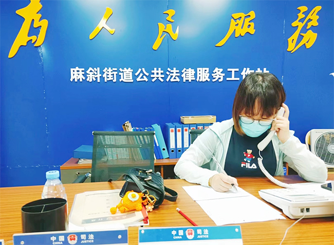 先鋒隊員許瑩瑩在社區(qū)協(xié)助流調(diào)工作 拷貝.jpg