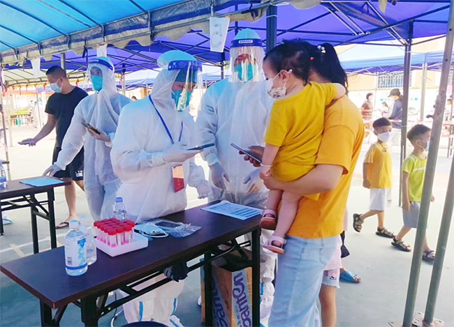 先鋒隊員身穿大白防護服協(xié)助核酸檢測工作 拷貝.jpg
