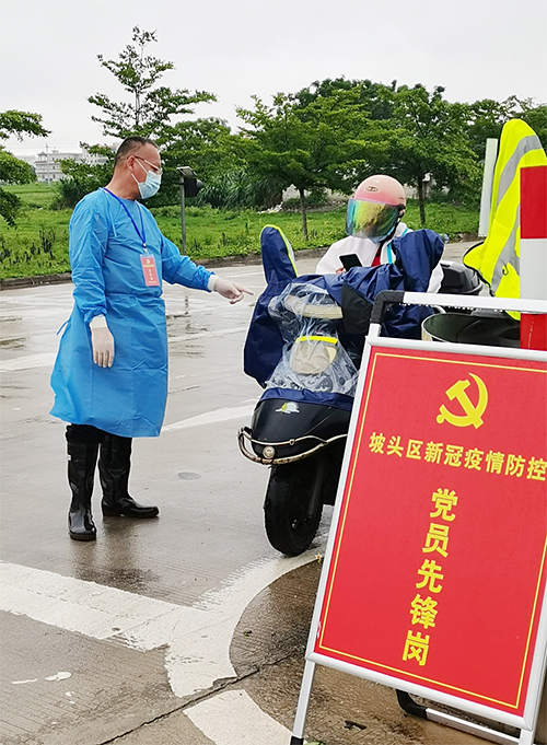 59歲二次出征的老黨員廖建波同志值守卡口 拷貝.jpg