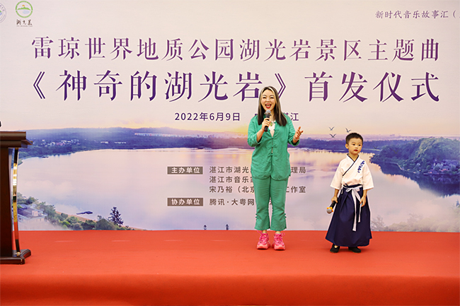 歌手丁一演唱《神奇的湖光巖》 拷貝.jpg