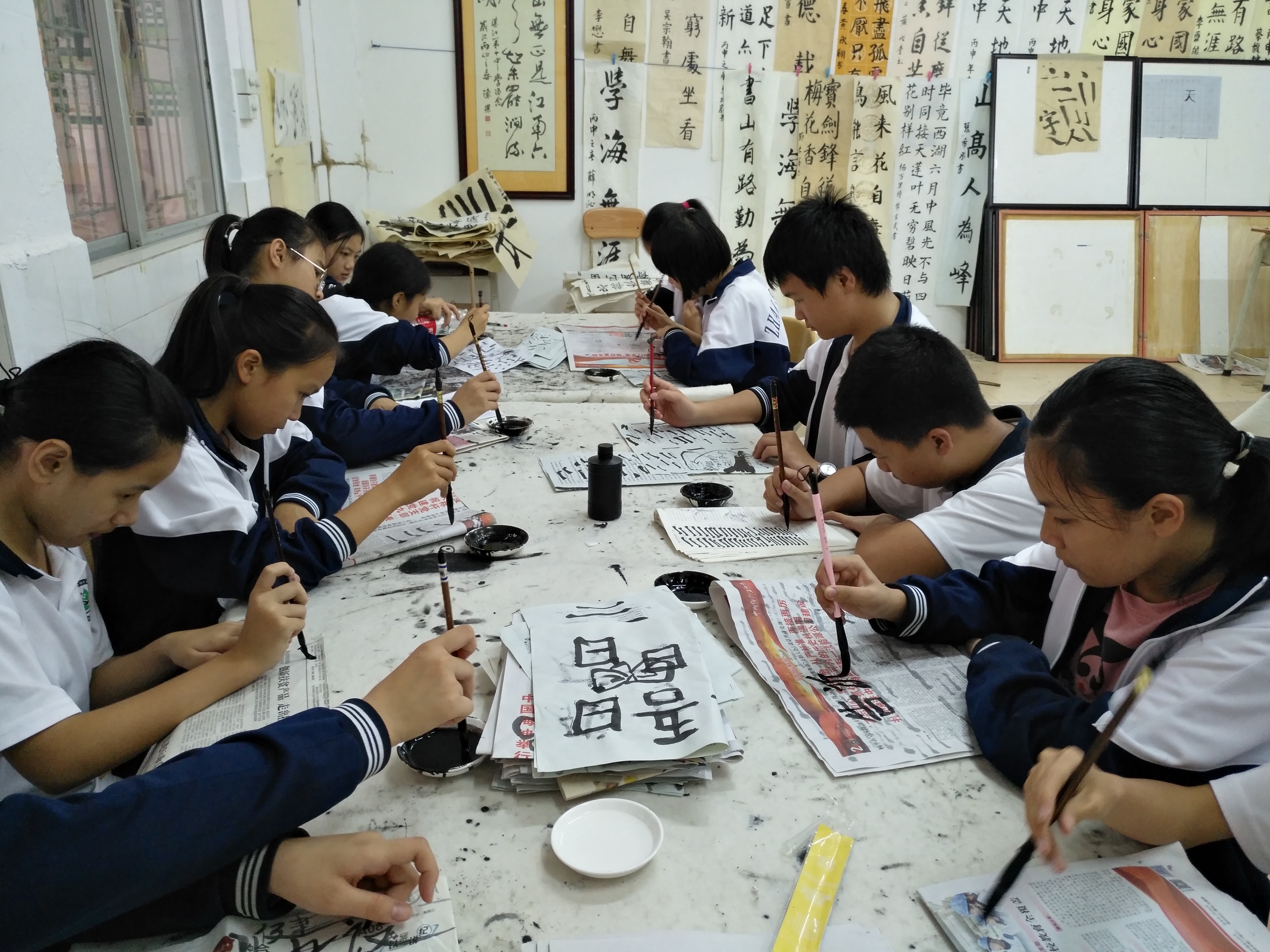 湛江市第十中學開展書法進校園活動.jpg
