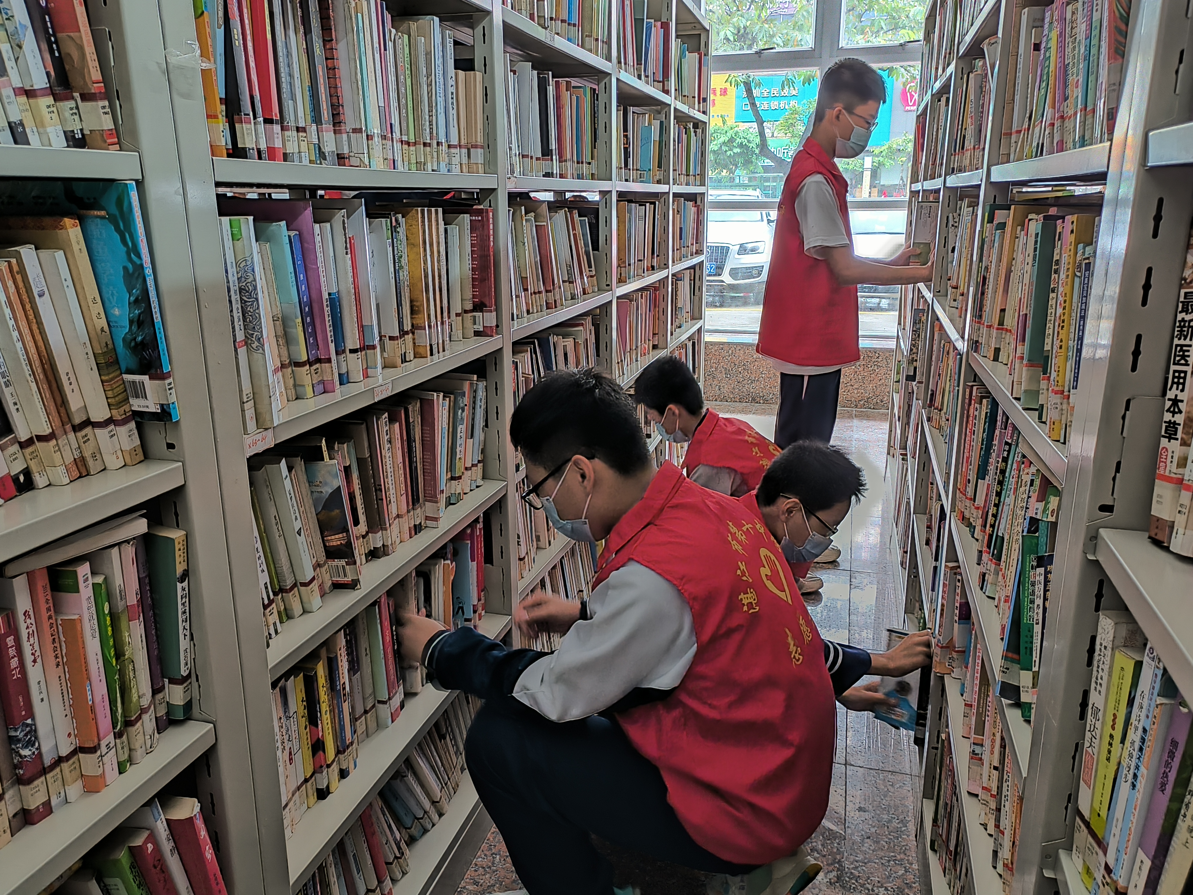 湛江市第十中學到霞山區(qū)新時代文明實踐中心開展志愿服務活動.jpg