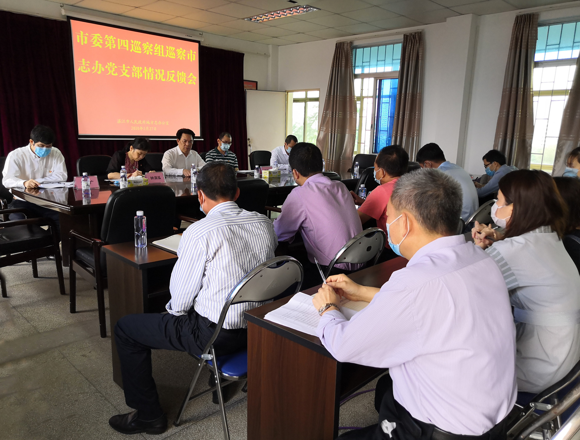 市委第四巡察組組長(zhǎng)鄧觀康在反饋巡察情況.jpg
