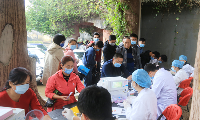 湖光巖管理局干部職工自愿無償獻(xiàn)血現(xiàn)場.jpg