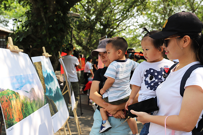 3.“地球大美—友好地質(zhì)公園”攝影聯(lián)展之馬鞍嶺景區(qū)現(xiàn)場(chǎng).jpg