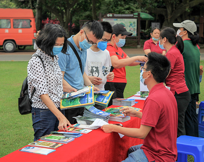 6.向廣大市民游客派發(fā)12家地質(zhì)公園科普資料.jpg