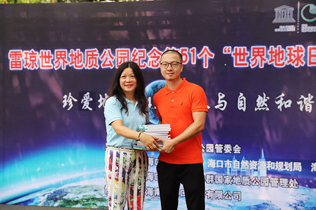 7.科普書籍贈(zèng)送儀式.jpg