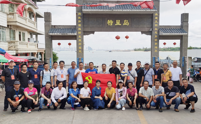 3選派霞山特呈島社區(qū)的防控人員與社區(qū)領導合照.jpg