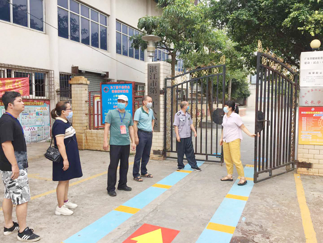 選派社區(qū)防控人員為學校復學進行演練.jpg