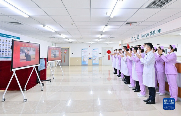 nEO_IMG_p6-習(xí)近平春節(jié)前夕視頻連線看望慰問基層干部群眾 向全國(guó)各族人民致以新春的美好祝福-新華網(wǎng) .jpg