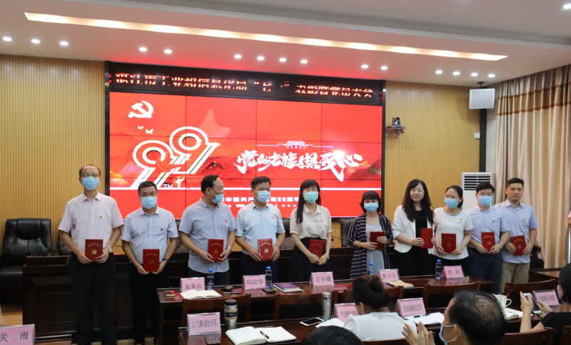 王小穗與2019年優(yōu)秀共產(chǎn)黨員合影