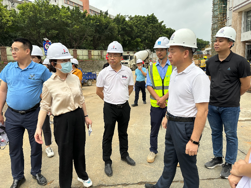 與院方代表交流(1).jpg
